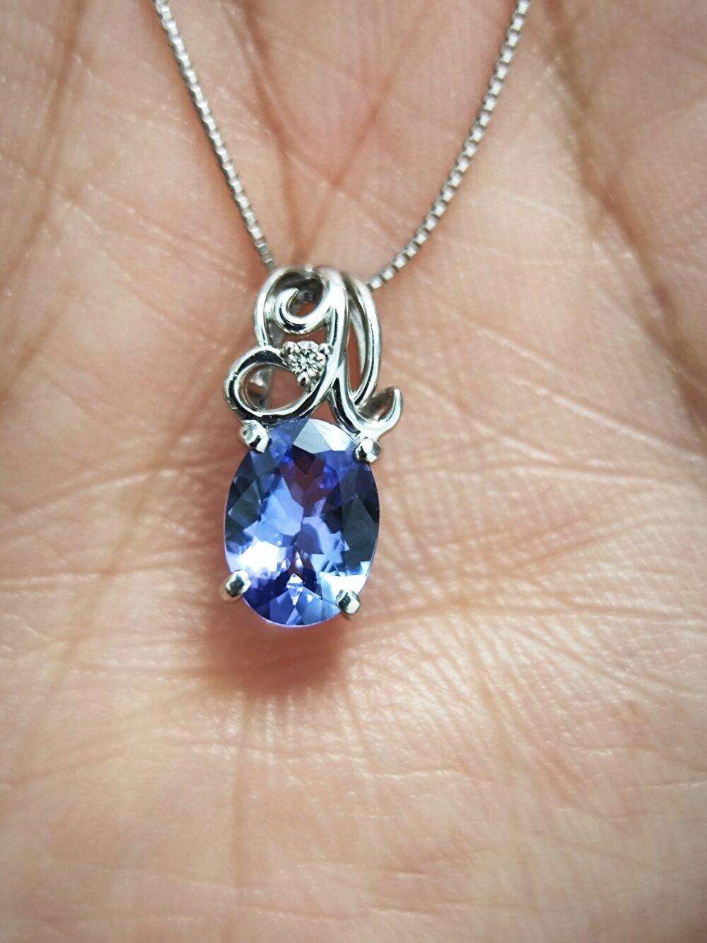 Tanzanite Pendant with Chain in Platinum Setting - Vintage jewellery - Image 3