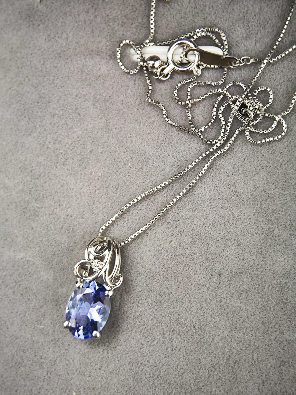 Tanzanite Pendant with Chain in Platinum Setting - Vintage jewellery - Image 4