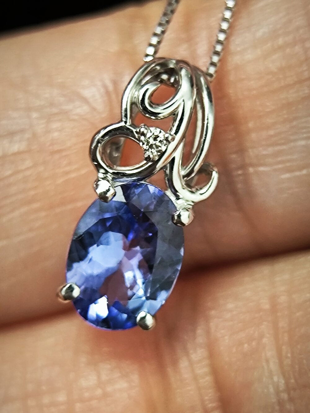 Tanzanite Pendant with Chain in Platinum Setting - Vintage jewellery - Image 2