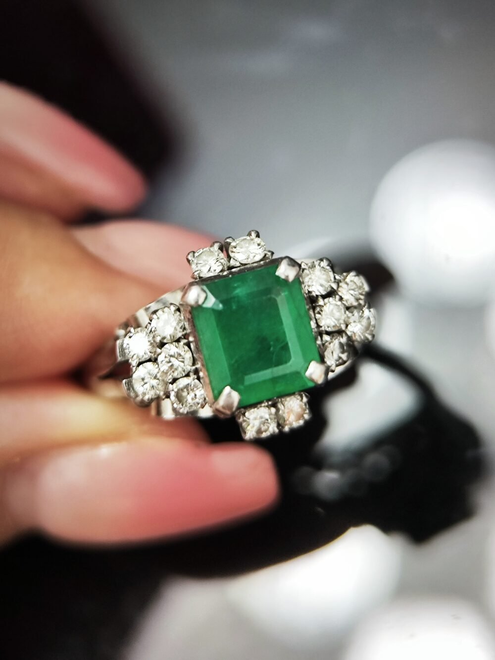 Emerald Ring in Platinum PT900 Setting - Vintage
