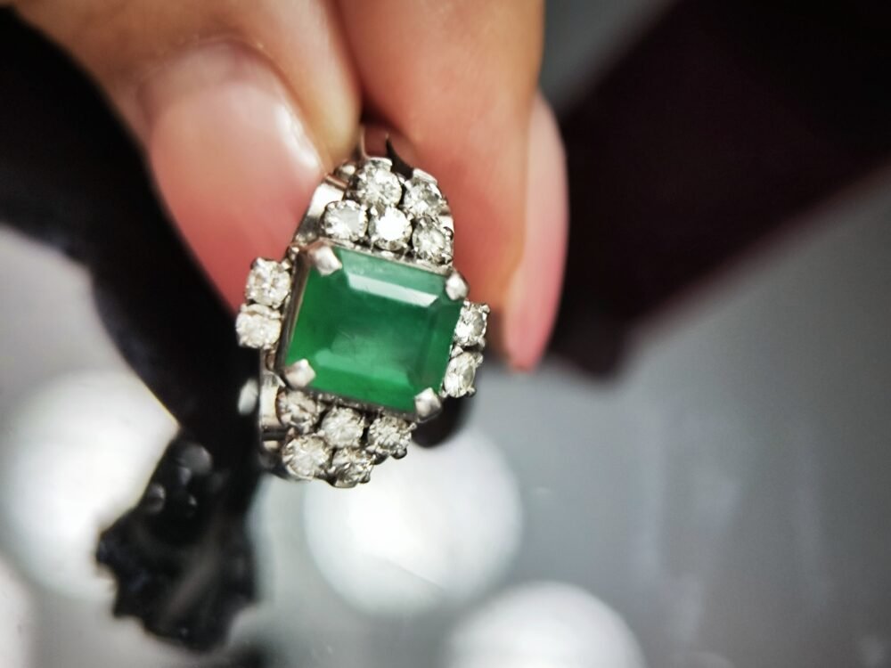 Emerald Ring in Platinum PT900 Setting - Vintage - Image 2