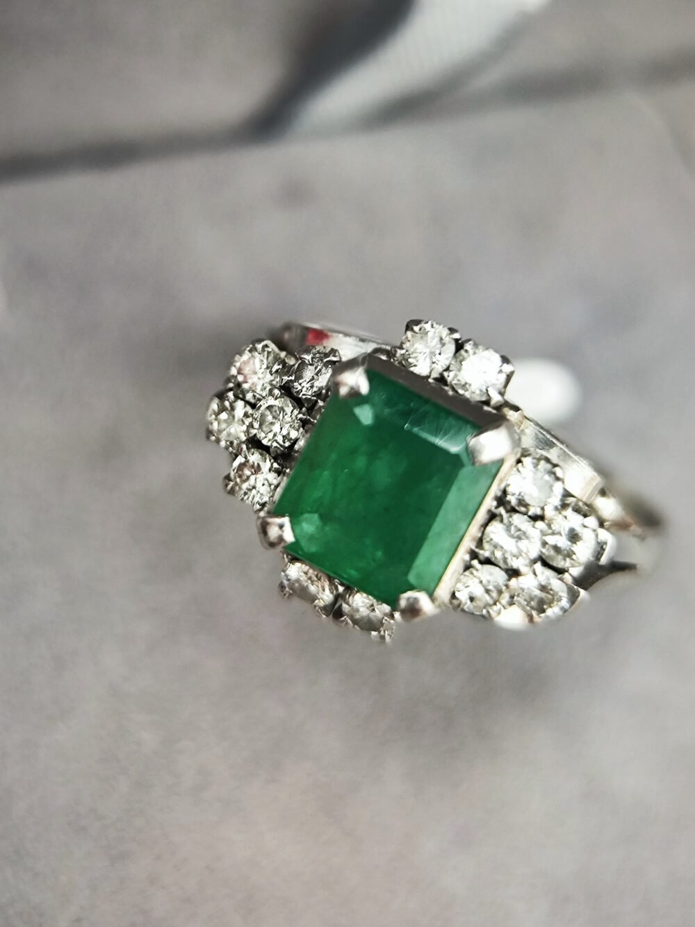 Emerald Ring in Platinum PT900 Setting - Vintage - Image 3