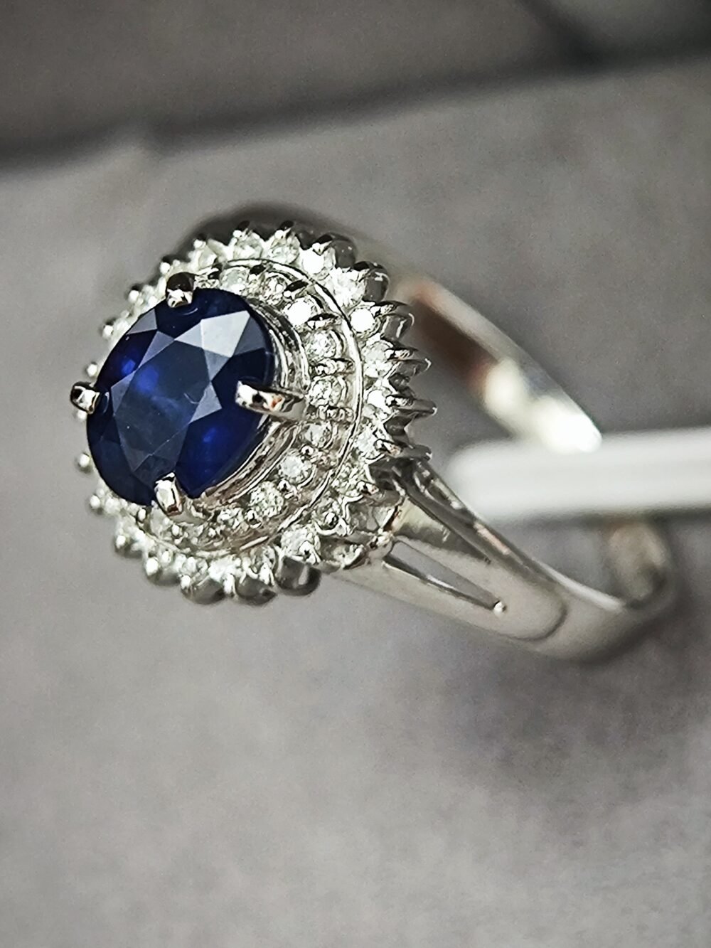 Blue Sapphire Ring in Platinum PT900 Setting - Vintage - Image 2