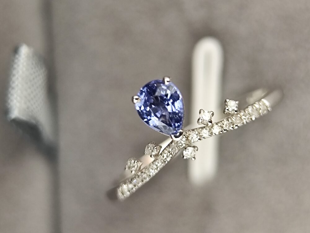 18k White Gold Sapphire Ring - Brand new