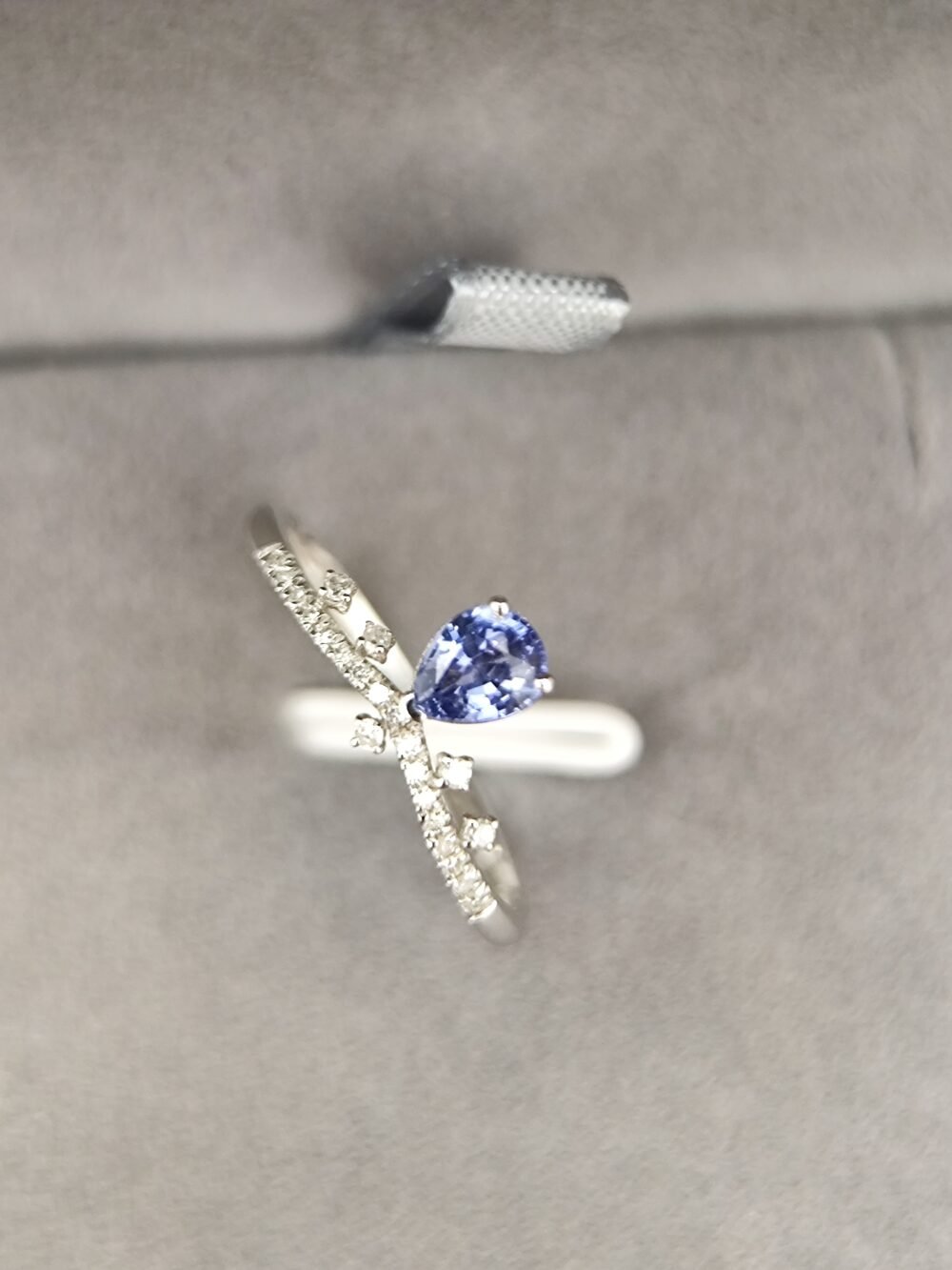 18k White Gold Sapphire Ring - Brand new - Image 3