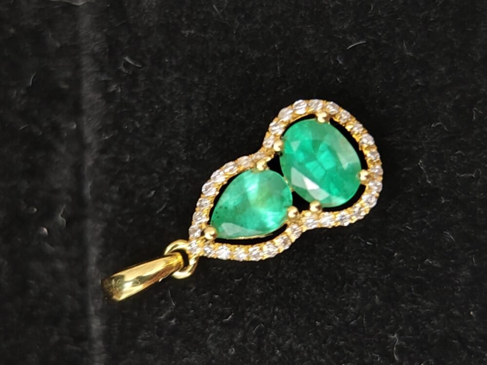 18k Yellow Gold Emerald Diamond Pendant - Brand new