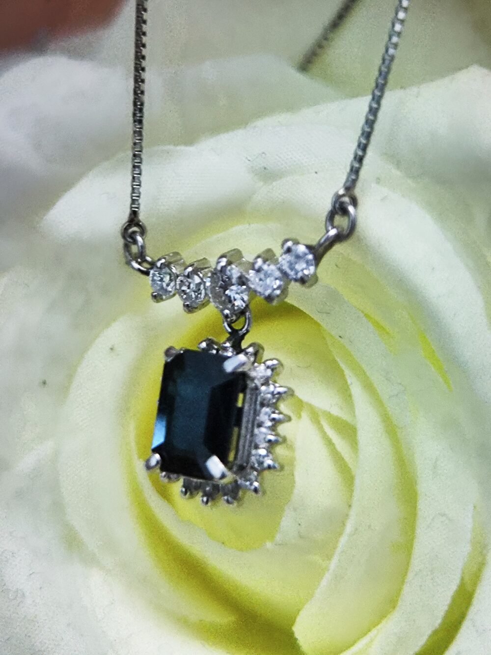 Sapphire Necklace with Chain in Platinum Setting - Vintage jewellery - Image 5