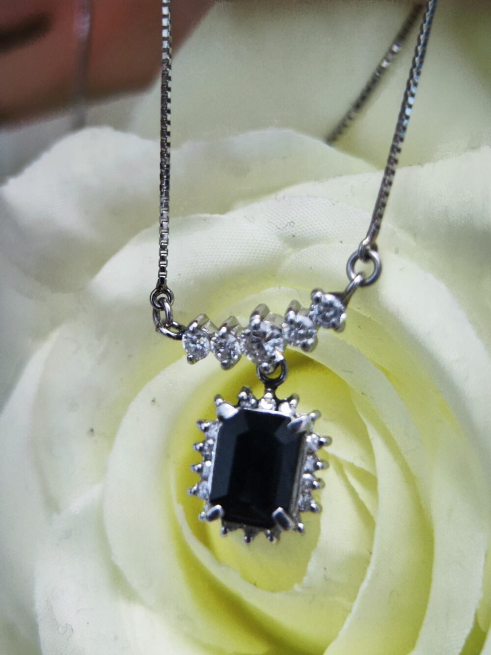 Sapphire Necklace with Chain in Platinum Setting - Vintage jewellery - Image 7