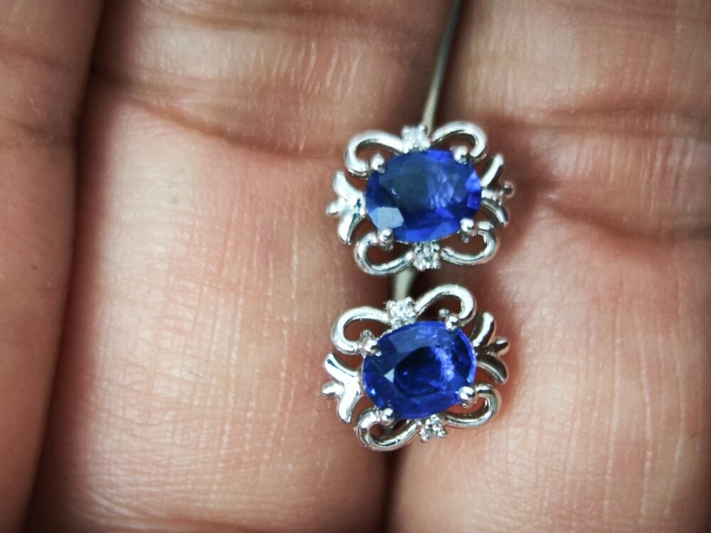 18k White Gold Sapphire Diamond Stud Earrings - Brand new - Image 2
