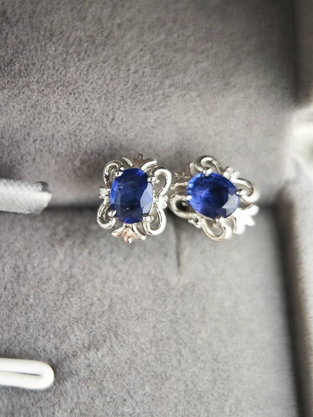 18k White Gold Sapphire Diamond Stud Earrings - Brand new