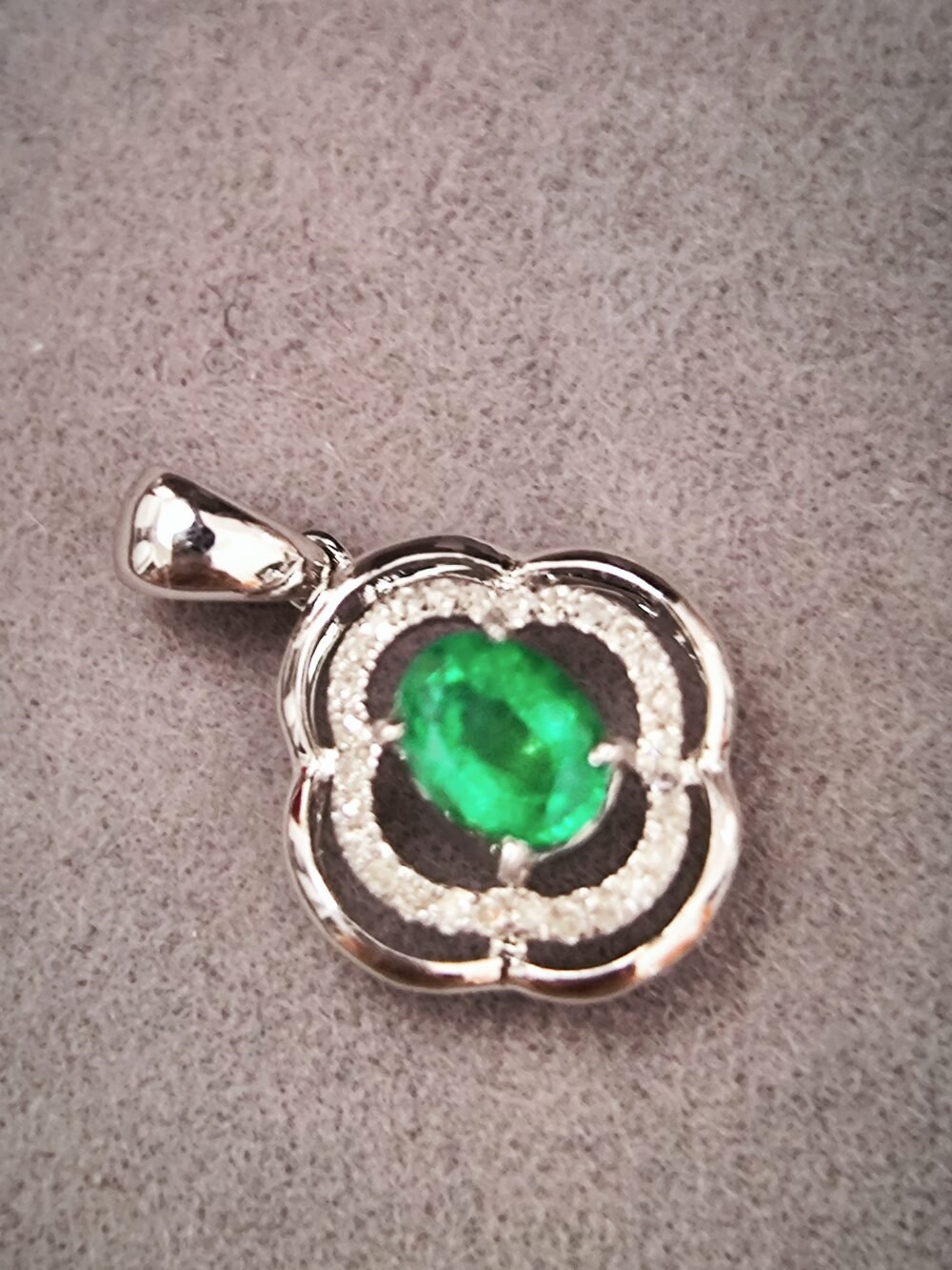 18k White Gold Emerald Diamond Pendant - Brand new