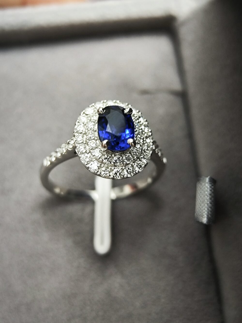 Blue Sapphire Ring in Platinum PT900 Setting - New condition - Image 2
