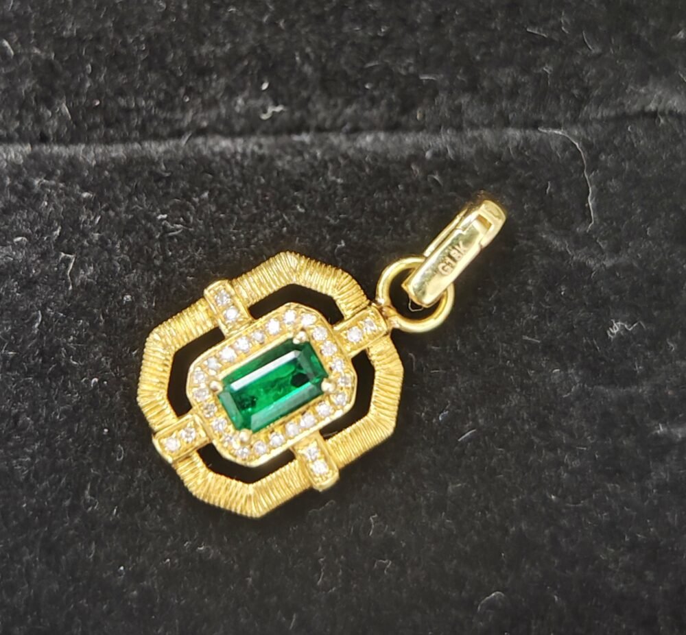 18k Yellow Gold Emerald Diamond Pendant - Brand new
