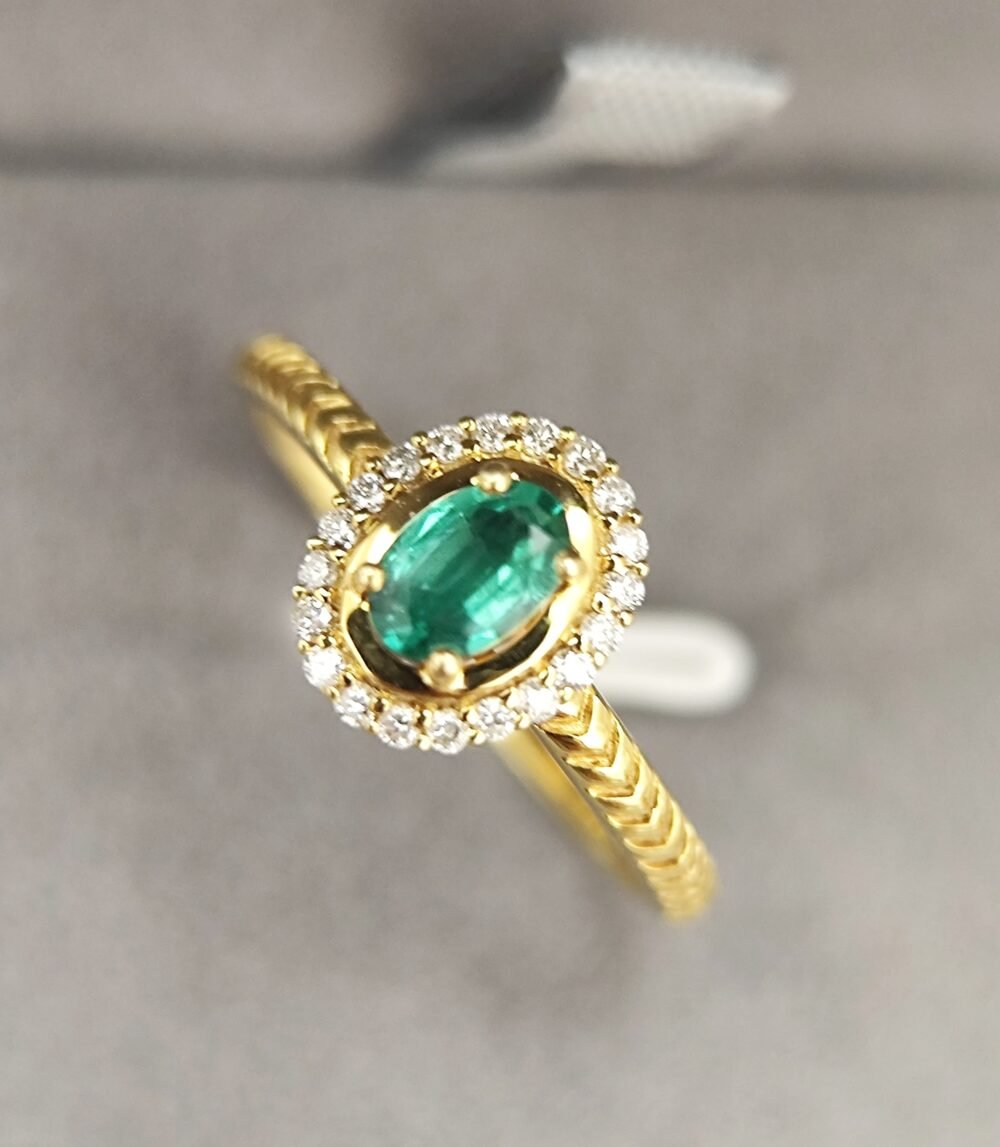 18k Yellow Gold Emerald Diamond Ring - Brand new