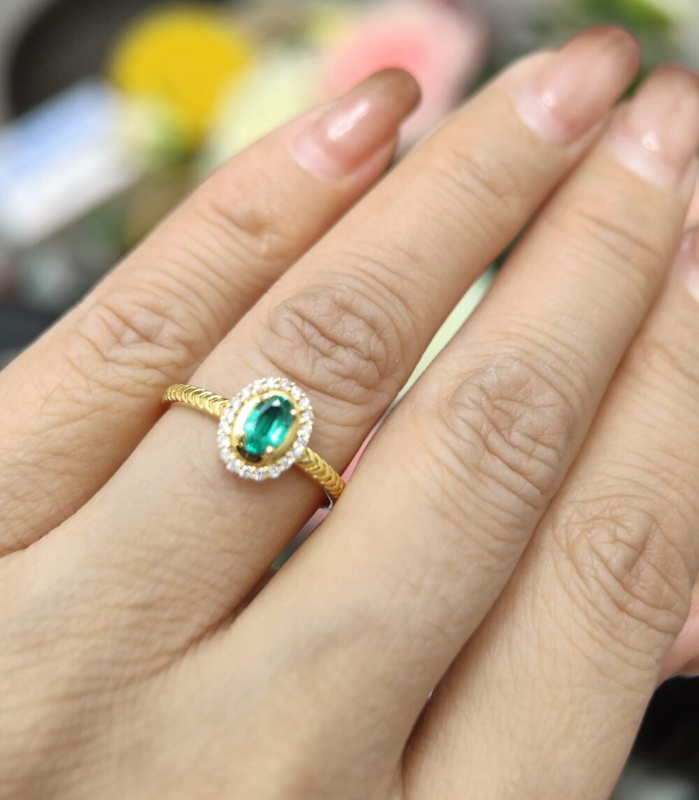 18k Yellow Gold Emerald Diamond Ring - Brand new - Image 4